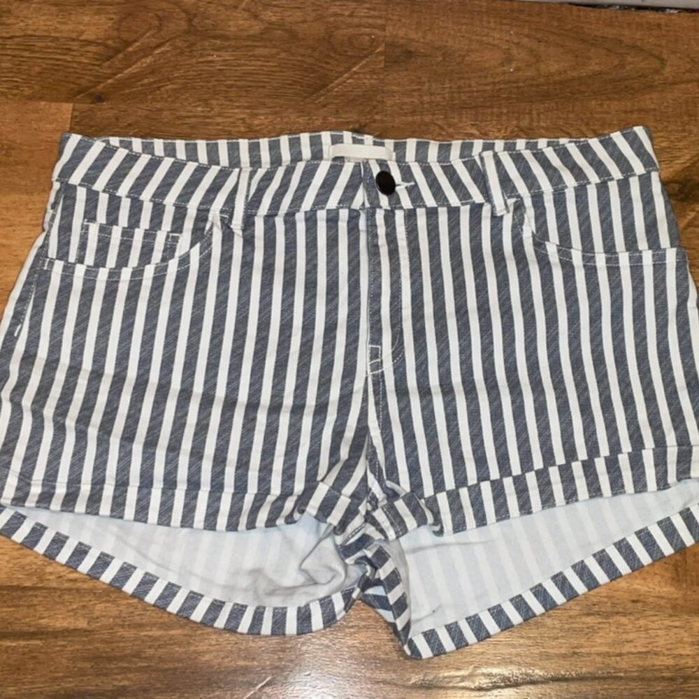H&M- Grey and white shorts